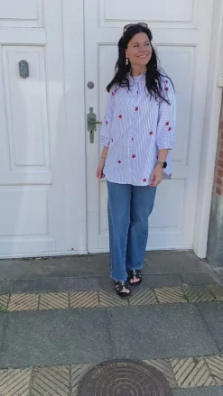 Outlet Skjorte - Selma - Blue Striped W. Strawberries Skjorter