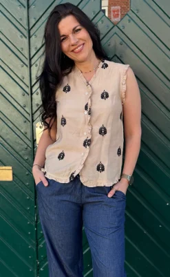 Online Top - Melania - Beige w. Black Embroidery T-shirts & Toppe