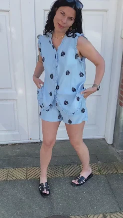 Online Top - Melania - Blue w. Black Embroidery T-shirts & Toppe