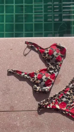 Hot Bikini Overdel / Top - Eda - Leo / Red Flowers Badetøj|T-shirts & Toppe