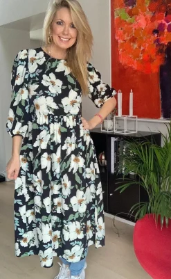 Clearance Kjole - Pay - Black w. flowers Kjoler