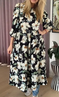 Clearance Kjole - Pay - Black w. flowers Kjoler
